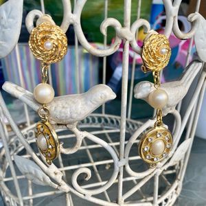 Beautiful clip earrings. Pearls are more off white or cream.
